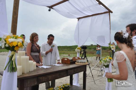 Os padrinhos (o casal 1000dias!!!) leem um texto em homenagem aos noivos durante a cerimônia de casamento na Praia Grande, na Ilha do Mel, no litoral do Paraná